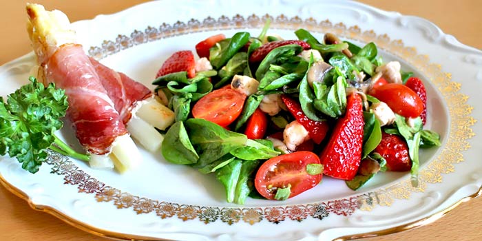 Low Carb Frühlingssalat mit Erdbeeren und Spargel