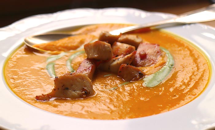 Low Carb Rezept | Feine Kürbissuppe mit Kürbiskernmus