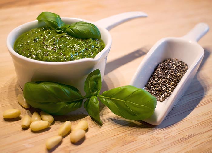 Low Carb Rezept | Chia-Basilikum-Pesto mit Zedernüssen