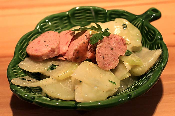 Low Carb Rezept | Kohlrabigemüse mit Regensburger Würstchen