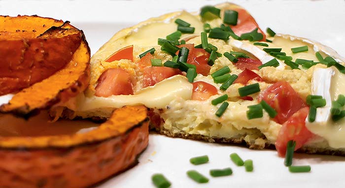 Low Carb Rezept | Kürbisspalten mit Tomaten-Camembert-Schaumomelette