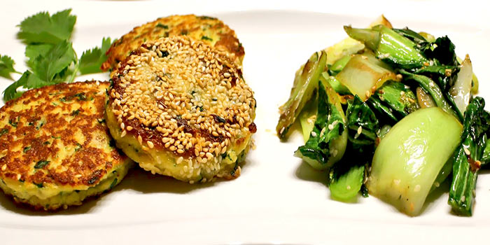 Vegetarisches Low Carb Rezept - Halloumi-Puffer mit Pak Choi