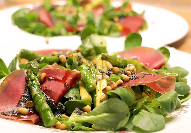 Low Carb Salat mit grünem Spargel, Bündnerfleisch und Mohnbutter