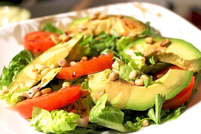 Low Carb Tomaten-Avocado-Salat mit Pinienkernen