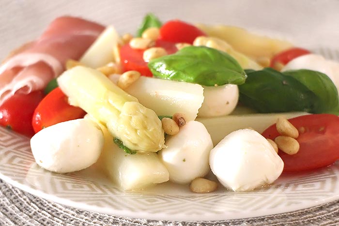 Low Carb Spargelsalat mit Tomaten und Pinienkernen