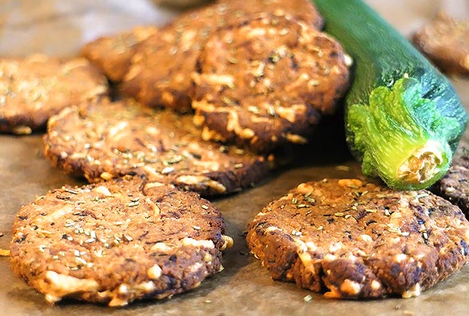 Low Carb Rezept - Zucchini-Käse-Cracker mit Rosmarin | Foodonauten.de