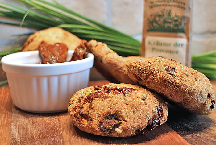 Italienische Low Carb Brötchen mit getrockneten Tomaten und Kräutern der Provence