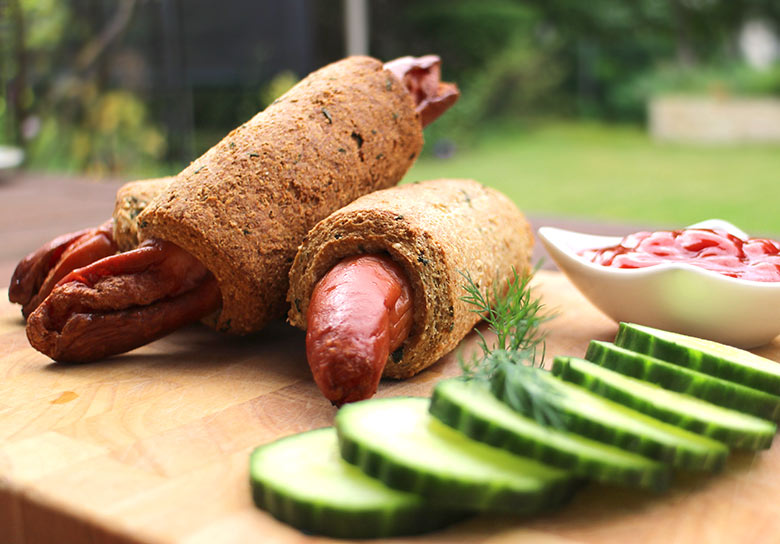 Low Carb Rezept - Wiener im Schlafrock (Hot Dog) mit Goldleinmehl