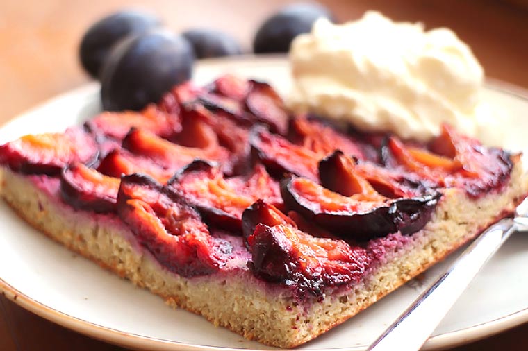 Saftiger Low Carb Zwetschgen-Kuchen (Blechkuchen mit Kokos- & Goldleinsamenmehl)