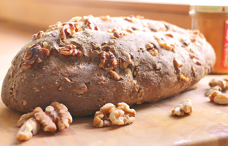 Low Carb Eiweißbrot mit Walnüssen (für ketogene Diät geeignet)