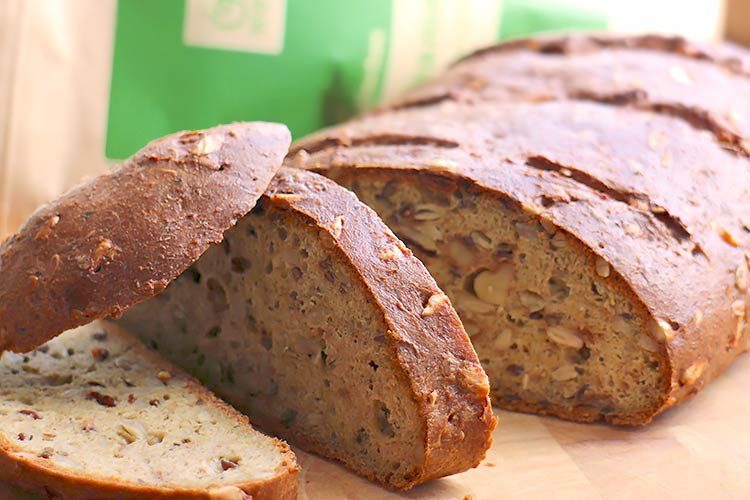 Low Carb Brot mit Hanfmehl und Nuss- & Saatenmischung
