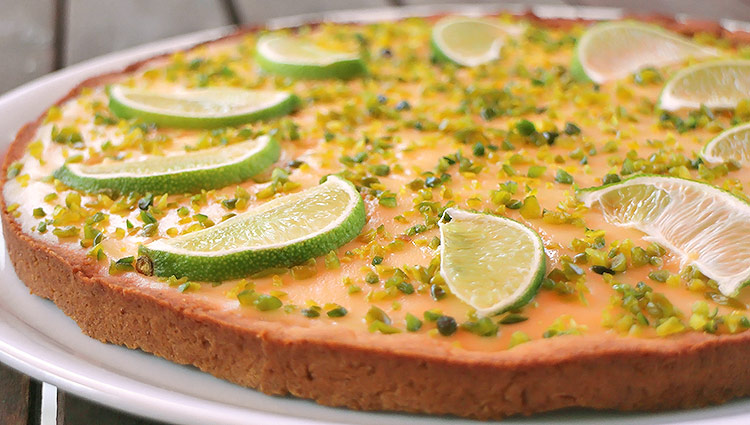 Low Carb Limetten-Tarte mit Pistazienstückchen