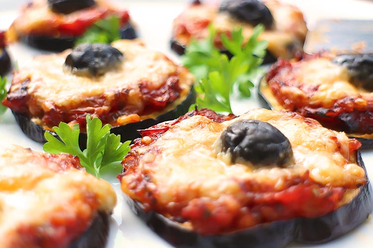 Vegetarische Low Carb Mini-Auberginen-Pizzen