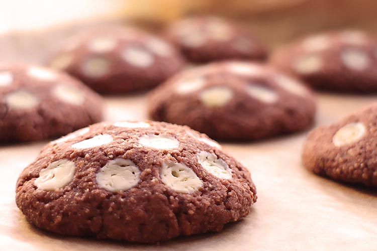 Low Carb Schokocookies mit weißen Schokodrops