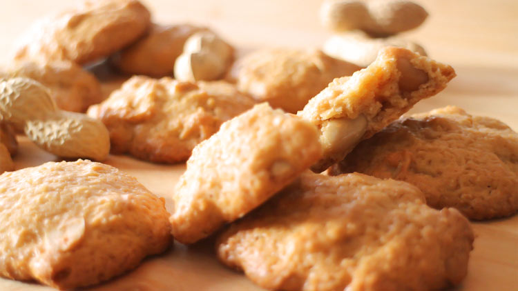 Low Carb Erdnusskekse mit ganzen Erdnüssen