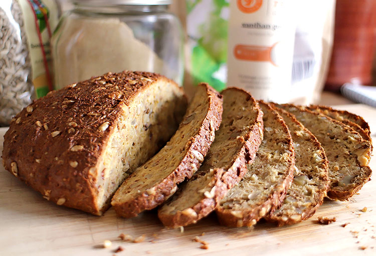 Low Carb Walnuss-Sonnenbrot mit Kruste