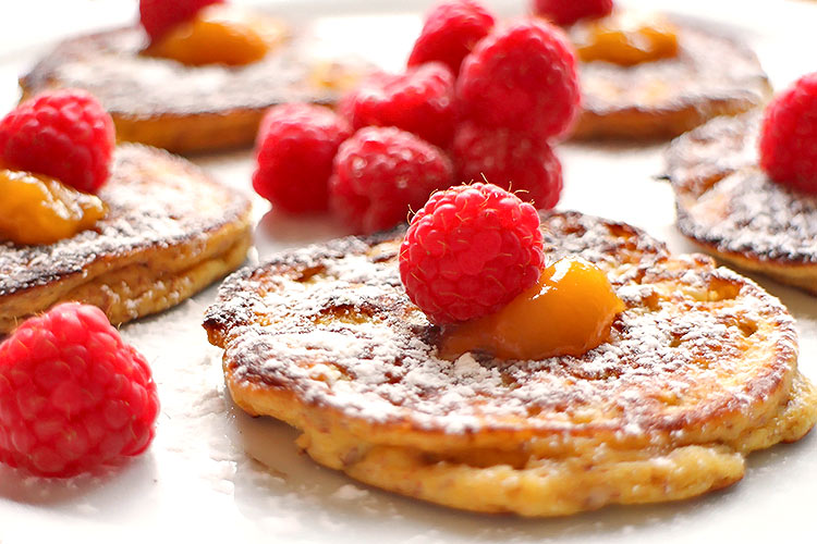 Fluffige Low Carb Apfel-Quark-Pancakes mit Himbeeren