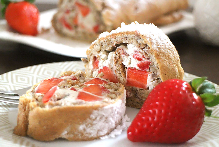 Low Carb Erdbeer-Sahne-Rolle ohne Mehl