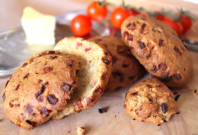 Low Carb Zwiebel-Speck-Brötchen mit Goldleinmehl