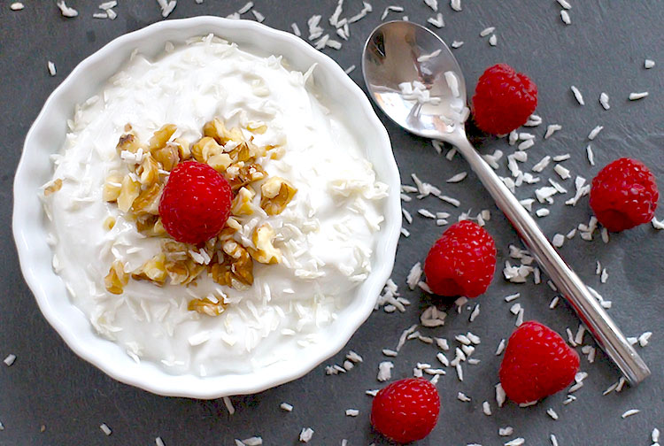 Schnelles Low Carb Frühstück mit Kokos und Himbeeren