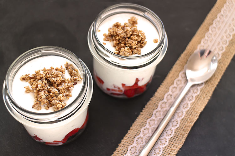 Joghurt mit Erdbeeren und Sesam-Crunch (Low Carb)