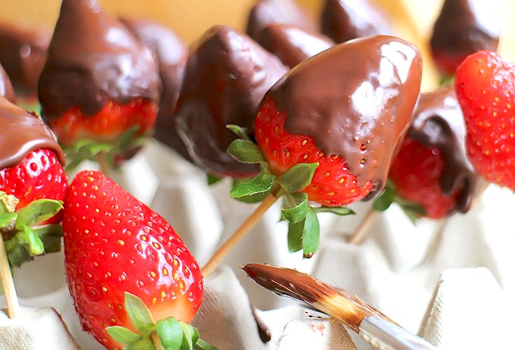 Erdbeeren mit Schokolade überzogen (Süßer Low Carb Snack)