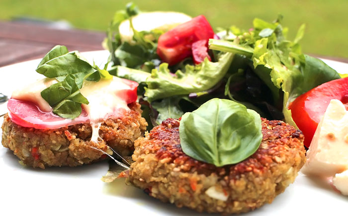 Grünkernbratlinge mit Tomate und Mozzarella überbacken