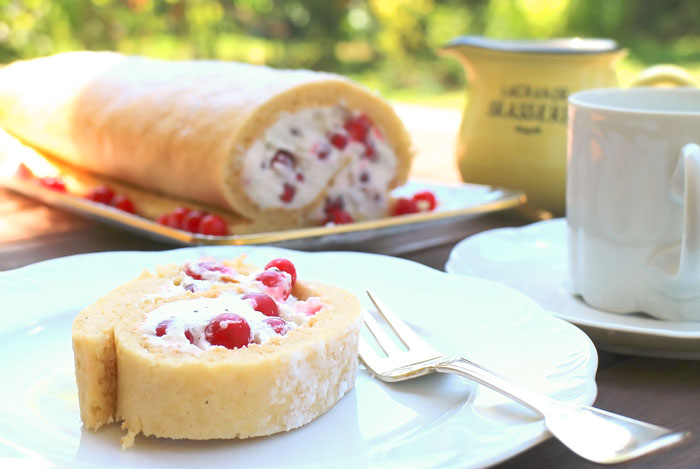 Low Carb Johannisbeer-Biskuitrolle mit Mandelmehl