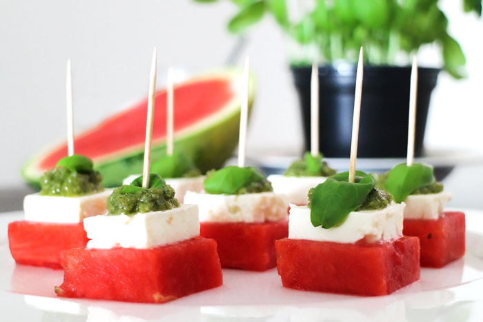 Low Carb Melonen-Feta-Häppchen mit Basilikum-Pesto